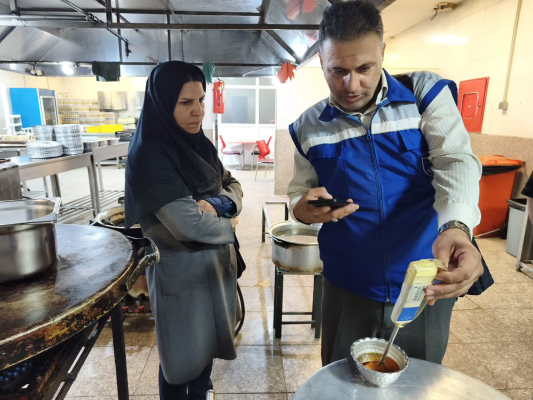 بازدید کارشناسان بهداشت محیط مرکز بهداشت استان از مراکز بین راهی جاده شهرضا-شیراز
