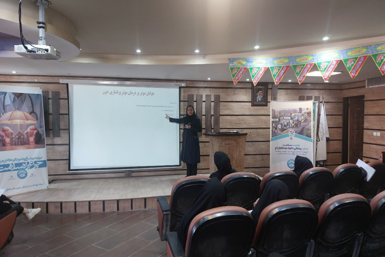برگزاری نشست آموزشی با سفیران سلامت شهرستان در راستای تبیین برنامه پزشک خانواده و نظام ارجاع