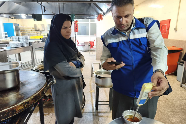 بازدید کارشناسان بهداشت محیط مرکز بهداشت استان از مراکز بین راهی جاده شهرضا-شیراز