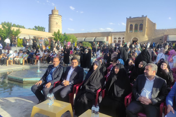 جشن بزرگ سلامت به مناسبت هفته سلامت در محل ارگ تاریخی شیخ بهایی برگزار شد.